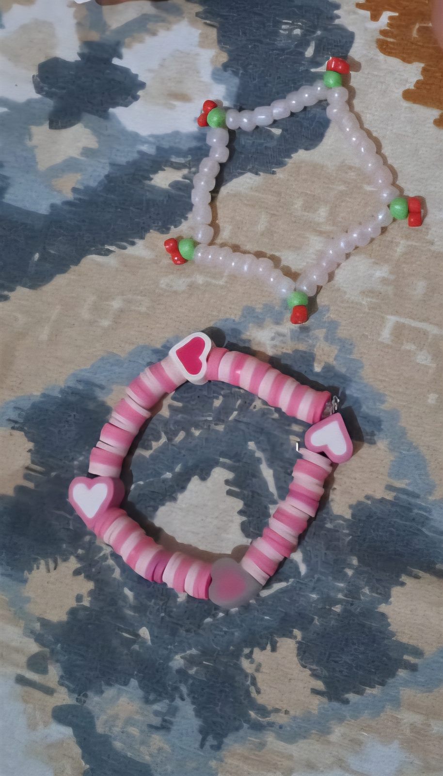 Bracelet rayé rose à cœurs et bracelet de perles nacrées