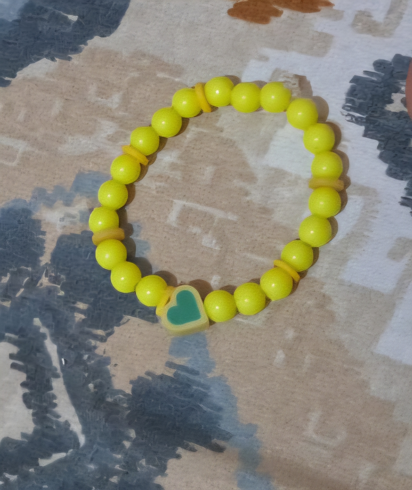 Bracelet de perles jaune soleil avec un cœur vert